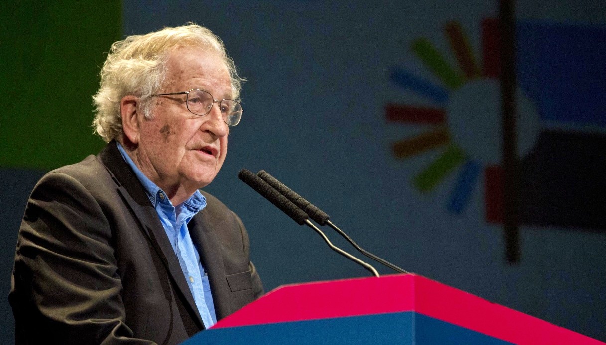 Moglie Chomsky smentisce la morte del noto linguista e filosofo
