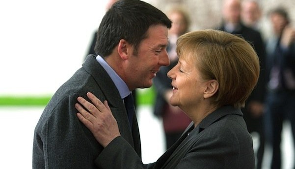 Il bacio tra Renzi e Merkel: insieme per le grandi sfide