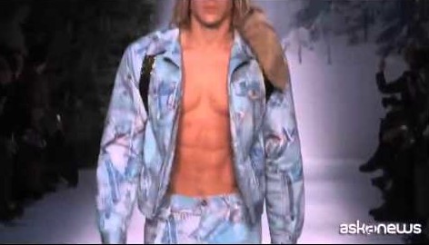 Sfilate moda uomo Londra: paillettes e allegria da Moschino