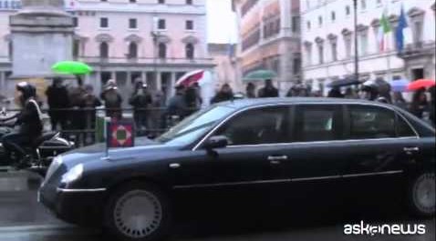 Mattarella lascia Montecitorio con le Frecce Tricolori