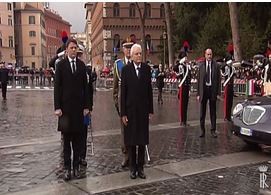 Sergio Mattarella rende omaggio ad altare della patria