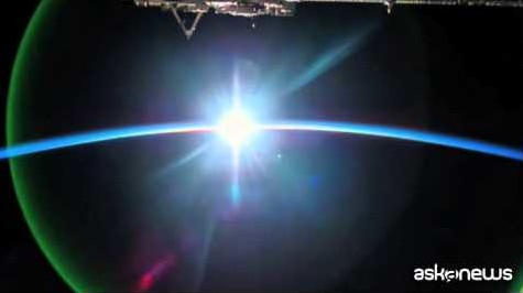 Un’esplosione di luce, l’alba spaziale vista dall’Iss