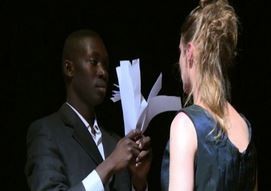 Dal barcone al palco, migranti raccontano la loro storia a teatro (VIDEO)