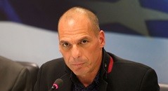 Varoufakis: con la vittoria del sì al referendum potremmo dimetterci