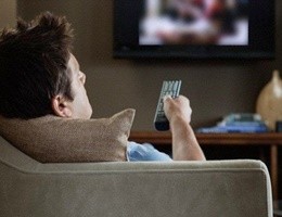 Italiani teledipendenti, più di 4 ore al giorno davanti alla tv