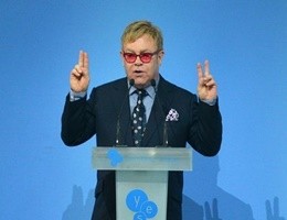 Elton John a Putin: incontriamoci per parlare di diritti dei gay