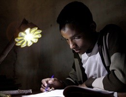 Lampade a energia solare contro i black-out in Camerun