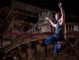 Brividi e acrobazie volanti tra i palazzi di Catania (video)