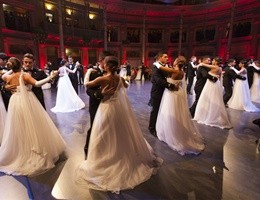 Eleganza e fascino senza tempo del Gran Ballo Viennese di Roma (video)