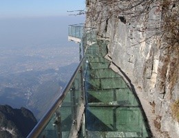 Cina, passeggiata da brividi sul ponte di vetro sospeso nel vuoto