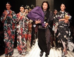 In passerella a Tokyo torna il kimono, ma è sexy e rock (video)