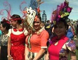 Cappelli e cavalli: coloratissimo show alla Melbourne Cup (video)