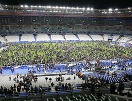 Attacco alla Francia, tifosi lasciano stadio cantando Marsigliese (video)