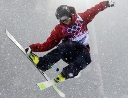 Acrobazie da coppa del mondo del campione di freestyle Rolland