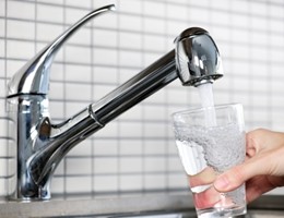 Oltre due italiani su tre bevono l'acqua del rubinetto