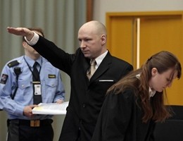 Il video in cui Breivik fa il saluto nazista in aula