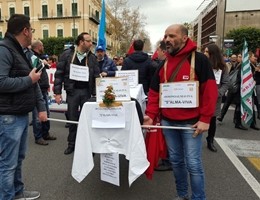 Vertenza Almaviva, centinaia di lavoratori in piazza a Palermo