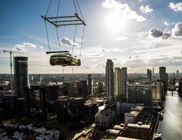 L'Aston Martin che 'vola' nei cieli di Londra