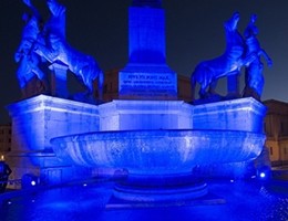 La fontana del Quirinale si fa blu per la Giornata per l'autismo