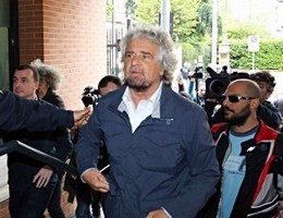 Grillo e direttorio M5S visitano camera ardente Casaleggio