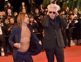 Iggy Pop sul red carpet di Cannes: petto nudo e gestacci