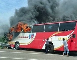 bus prende fuoco