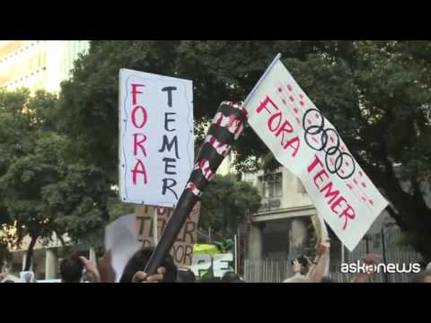 Brasile in piazza alla vigilia delle olimpiadi a Rio e San Paolo