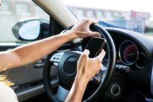 Al volante ubriachi o chattando: il 57% studenti ammette di farlo