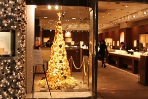 golden_christmas_tree_in_ginza_tokyo