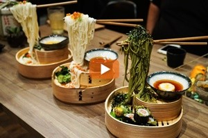 In Vietnam il nuovo trend sono i "flying noodles"