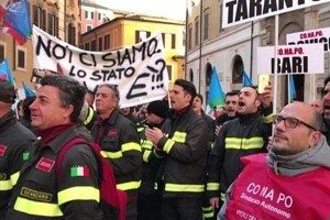 La protesta dei Vigili del fuoco a Montecitorio noi sottopagati