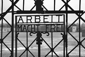 Torna a Dachau la scritta rubata Il lavoro rende liberi