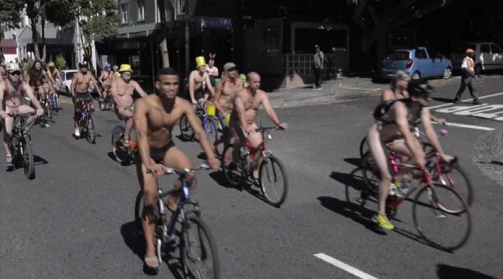 Cape Town, tutti nudi in bici per manifestare per l'ambiente