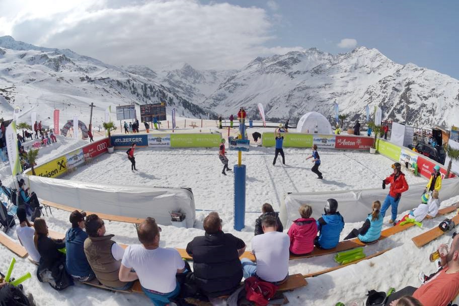 Dalla sabbia alla neve, in Italia arriva lo snow volley