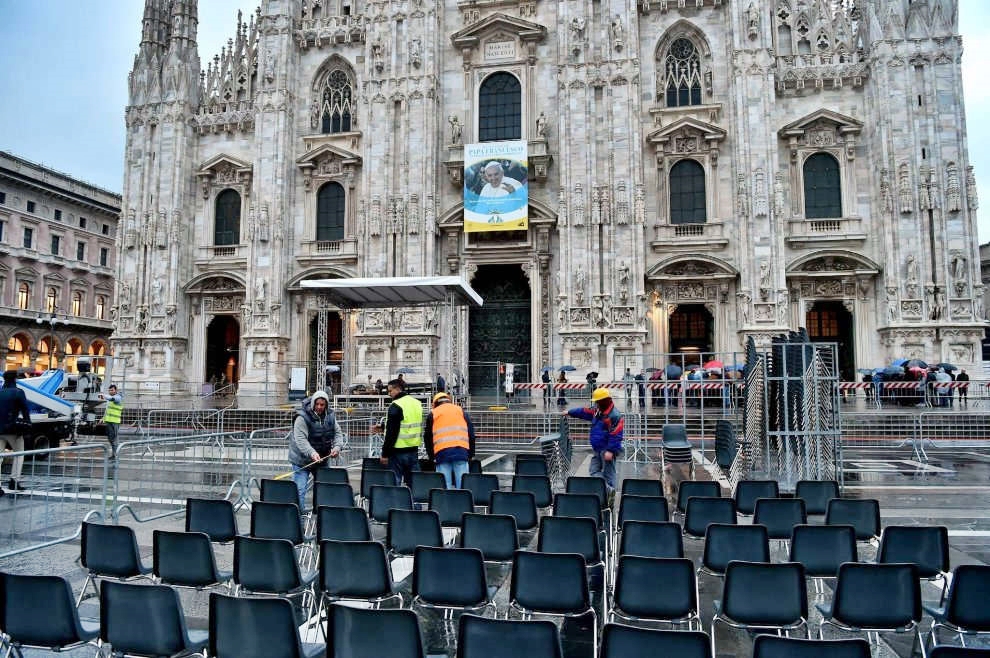 Piazza Duomo a Milano si prepara per il Papa sotto la pioggia