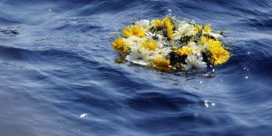 Il Papa depone una corona di fiori in mare aperto, in memoria dei migranti morti durante le traversate