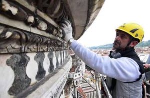 Cosa ci fa un'autogru di 56 metri davanti al Duomo di Firenze