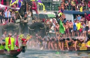 Hong Kong, remi in acqua per la regata del dragone