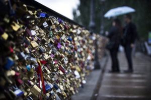 Parigi, amore in venditall'asta i lucchetti degli innamorati