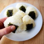 onigiri-eating-giappone-orig_main