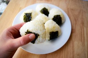 onigiri-eating-giappone-orig_main