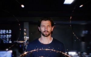 2-22-destino-gia-scritto-tre-clip-italiane-del-film-con-michiel-huisman-v3-296311