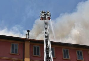 In fiamme tetto di una casa a Milano, chiuso viale Monza