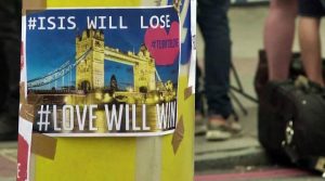 Londra, fiori e messaggiil cordoglio dei londinesi