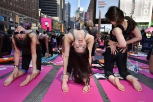 Migliaia-di-praticanti-yoga-a-Times-Square-per-il-solstizio-destate-27-630x420