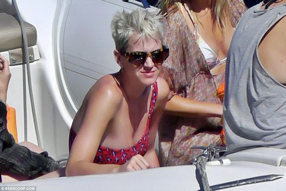 Katy Perry in vacanza a Capri visita la Grotta azzurra