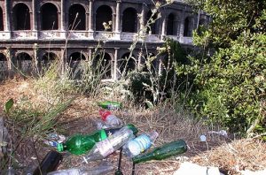 roma colosseo immondizia