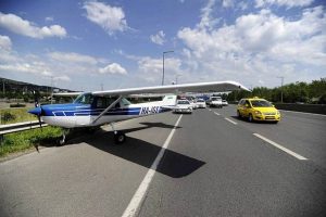 sorpresa-in-autostrada-atterra-aereo-in-mezzo-auto-43799_1_1