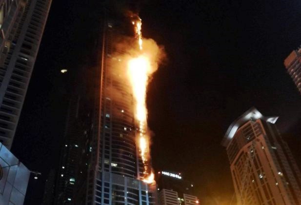 Dubai, incendio in grattacielo nel distretto di Marina