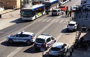 auto_contro_due_fermate_autobus__un_morto_